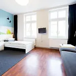 Dobranoc بيت شباب